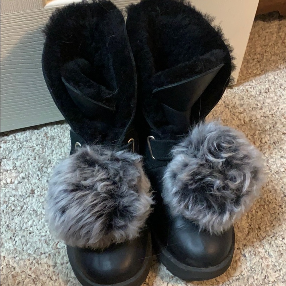 Like new ! Ugg Pom Pom boot size 8.5
